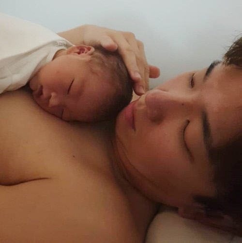 "잘자요. 따뜻해" 세상 스윗한 장성규의 아빠 모드. 둘째 아들과 다정 투샷 [★SNS]