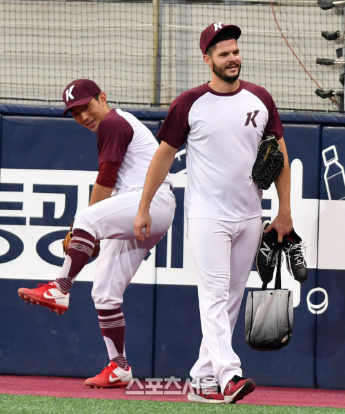 [포토]서건창 \'브리검, 이 투구폼이 누구 폼인지 알아?\'