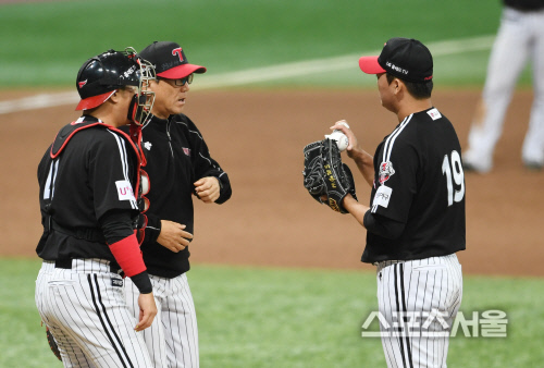 [포토]LG 고우석, 아웃카운트 하나 남겨두고...