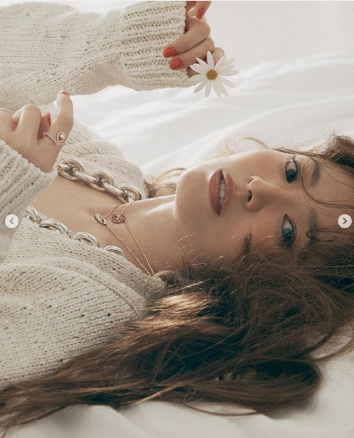 "이래서 한류퀸" 배우 송혜교, 화려함 장착한 싱가포르 화보 [★SNS]