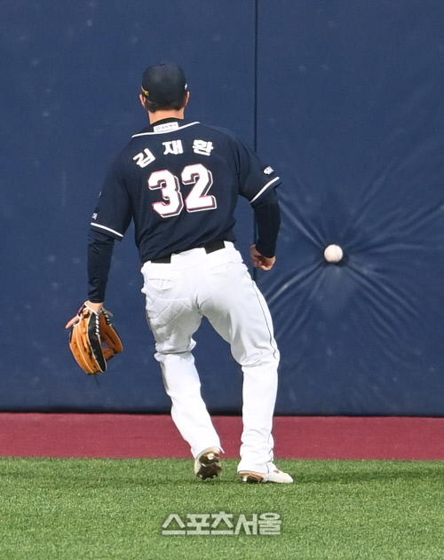 [포토]펜스를 때리는 김하성의 타구