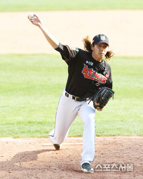 [포토] kt 이대은, 4-0 승리에 마침표를!