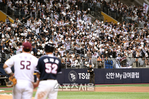 [포토] 두산 원정팬들, KS 우승을 목전에 둔...열띤 응원!