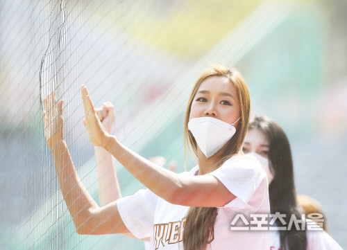[포토] 치어리더 배수현, 야구장의 함성이 그리워요~