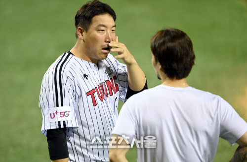 [포토]연습경기 후 이야기 나누는 김현수와 오재원