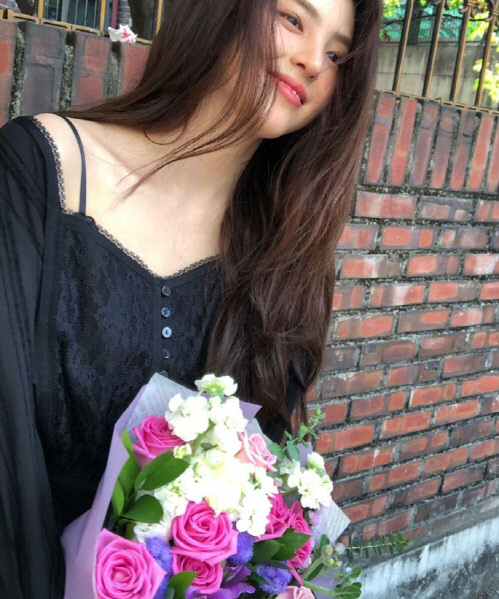 대세 한소희, 꽃다발 들고 환한 미소 [★SNS]