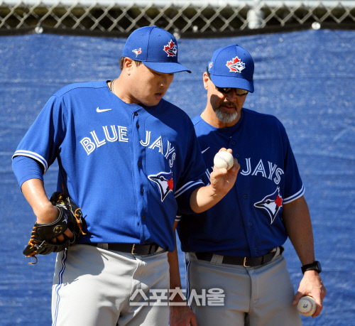 [포토] 류현진 \'저는 이렇게 잡아요\'