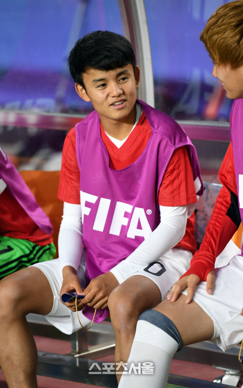 [SS포토]쿠보 다케후사, 벤치에서 출격 대기 중!