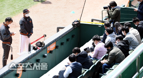 [포토] 사회적 거리 두고 인터뷰하는 한용덕 감독