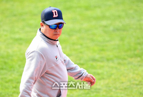 [포토]그라운드 둘러보는 두산 김태형 감독