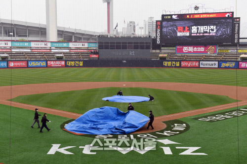 [포토]우천 지연 수원KT위즈파크, 홈개막전인데...
