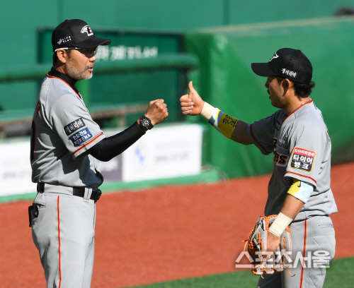 [포토] 한화 한용덕 감독, 이용규...복귀전 승리를 축하해!