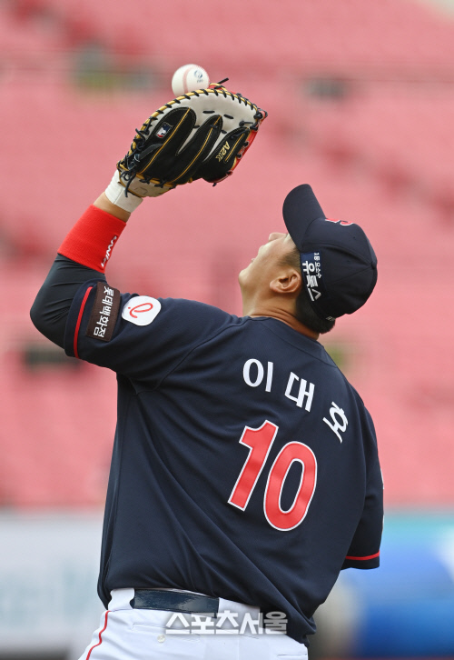 [포토]황재균의 뜬공 잡아내는 이대호