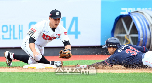 [포토]롯데 손아섭을 향해 태그하는 KT 황재균