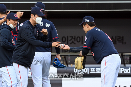 [포토]허문회 감독에게 첫 승 기념구 전달하는 주장 민병헌