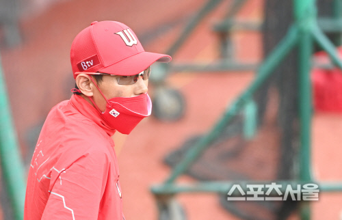 [포토]선수들의 훈련 지켜보는 염경엽 감독