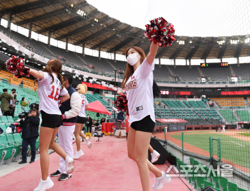 [포토] SK 치어리더, 무관중이라도...개막전 응원!
