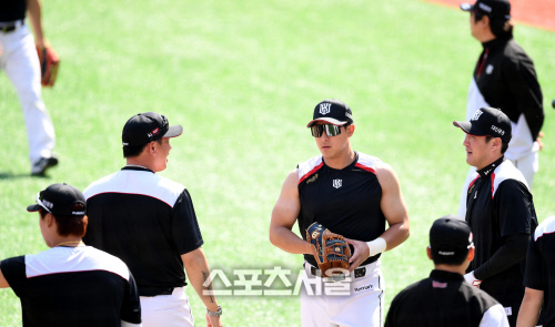 [포토] 황재균 '너무 더워'