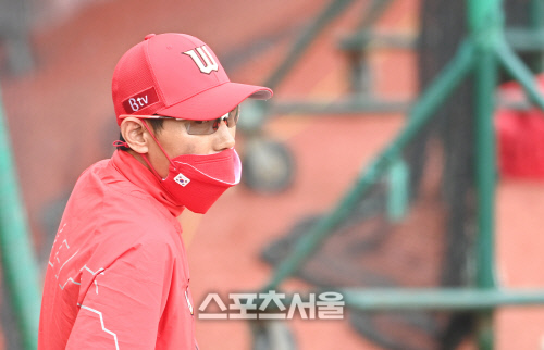 [포토]선수들의 훈련 지켜보는 염경엽 감독