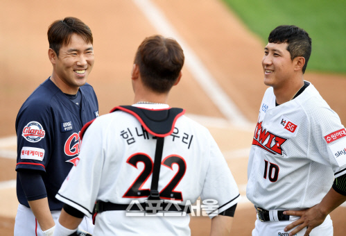 [포토] 전준우-장성우-황재균 '경기 전 화기애애'