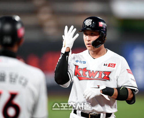 [포토] 황재균, 4회 깔끔한 좌중간 안타