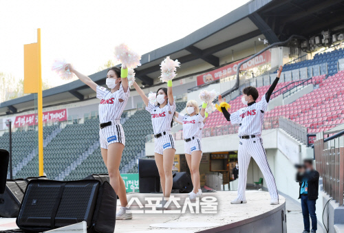 [포토]무관중 잠실구장, 응원 펼치는 LG 치어리더