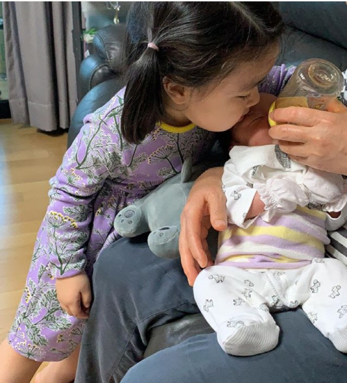 배우 이윤지 "라돌이 출생신고 했어요" #동생 껌딱지 라니 [★SNS]