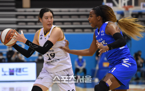 [포토] KB스타즈 박지수, 뚫는다!