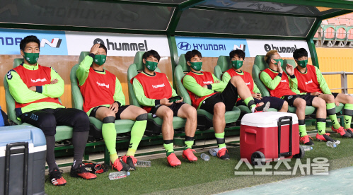 [포토] 전북 현대 벤치, 전원 마스크 착용!