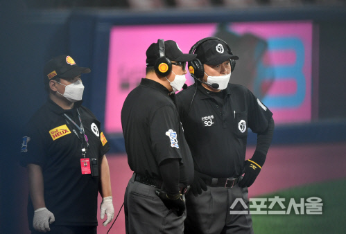 [포토]5회초 이용규 두번의 비디오판독 진행하는 추평호, 이영재 심