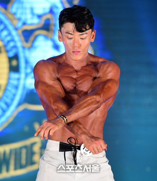 엄청난 가슴근육을 자랑하는 김광원, 빨래를 해도 될 탄탄함의 절정![포토]