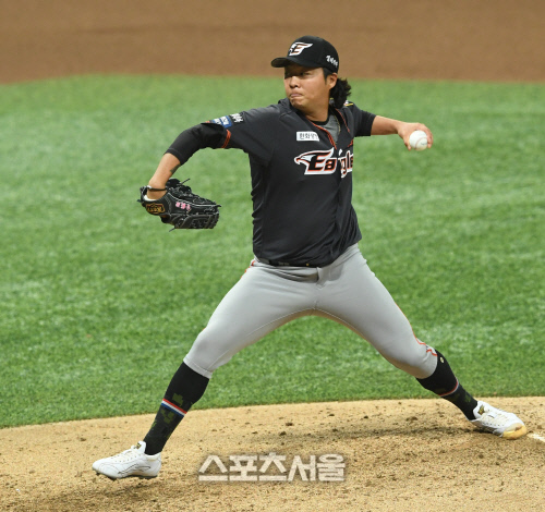 [포토] 한화 김범수, 6회 구원 등판!