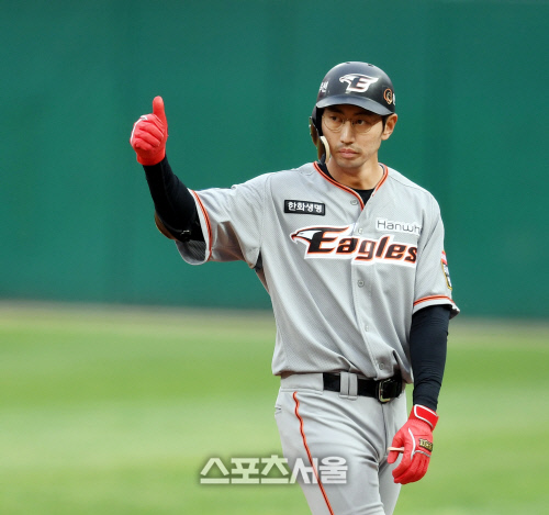 [포토] 안타 정진호 \'엄지 척\'