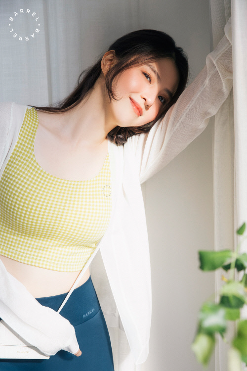 '화보여신' 한소희, 스포츠웨어룩은 무심한듯 시크하게. [★SNS]