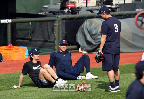 [포토]두산 오재원-김재환, 전준우와 반가운 담소