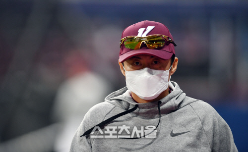 [포토]마스크 쓴채 인터뷰 응하는 키움 손혁 감독