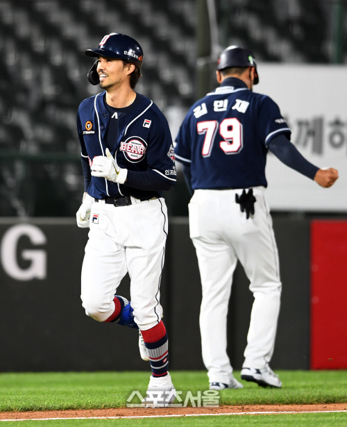 [포토]두산 오재원, 투런 홈런에 싱글벙글