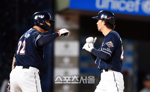 [포토]2점 홈런 오재원, 확실히 이기자구!