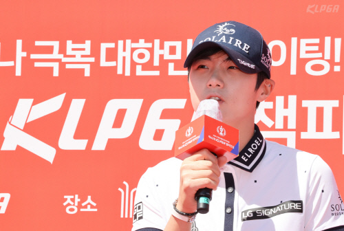 박성현이 미디어데이에서 인사말하고 있다