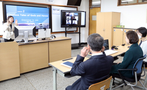 중학교 온라인 영어수업 참관하는 유은혜 부총