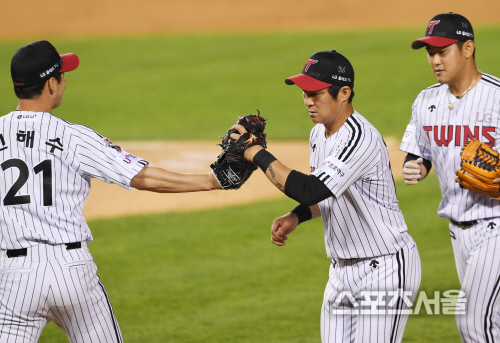 [포토] LG 오지환, 8회 위기를 끝내는...깔끔한 수비!