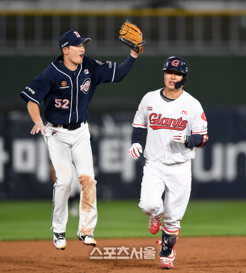 [포토]두산 김재호, 롯데 민병헌의 끝내기 홈런에...