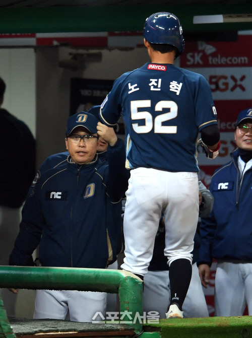 [포토]NC 이동욱, 추가 득점 노진혁과...