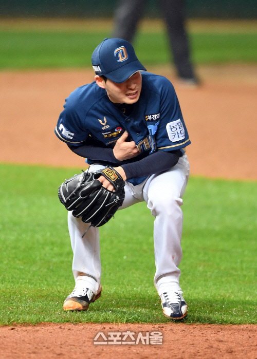 [포토]이홍구의 타구에 가슴 맞은 이재학