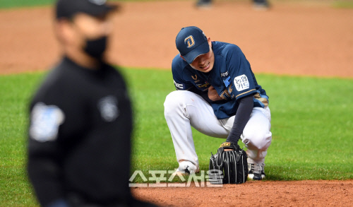 [포토]타구에 가슴 맞고 고통스러워하는 이재학