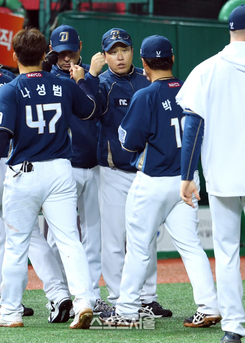 [포토]4연승의 기쁨을 나누는 NC 이동욱 감독