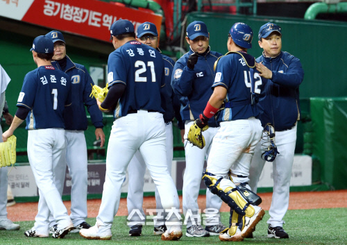 [포토]4연승 단독 1위 질주하는 NC 이동욱 감독