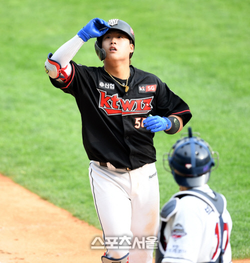 [포토] 9회 솔로포 강백호 \'이제 1점차야\'