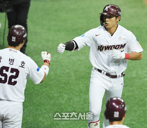 [포토] 키움 이정후, 병호 형...저도 넘겼어요~