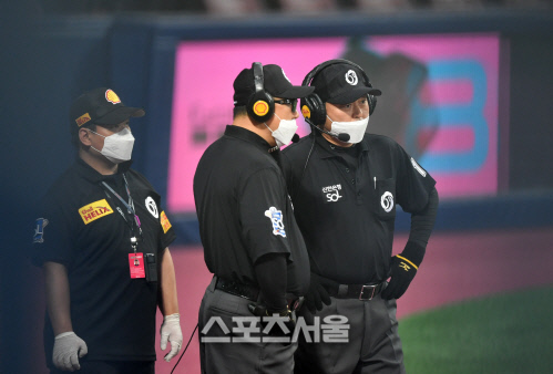 [포토]5회초 이용규 두번의 비디오판독 진행하는 추평호, 이영재 심